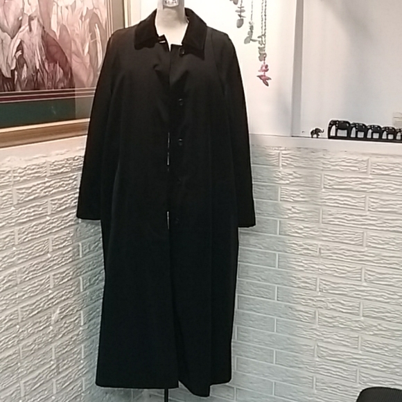 London Fog Jackets & Blazers - 🍁Black London Fog Limited Edition size 12 Petite